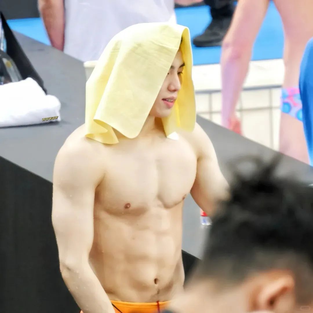 被男队友拍 pp 的游泳小哥原来是他！湖北必吃榜 top1？！