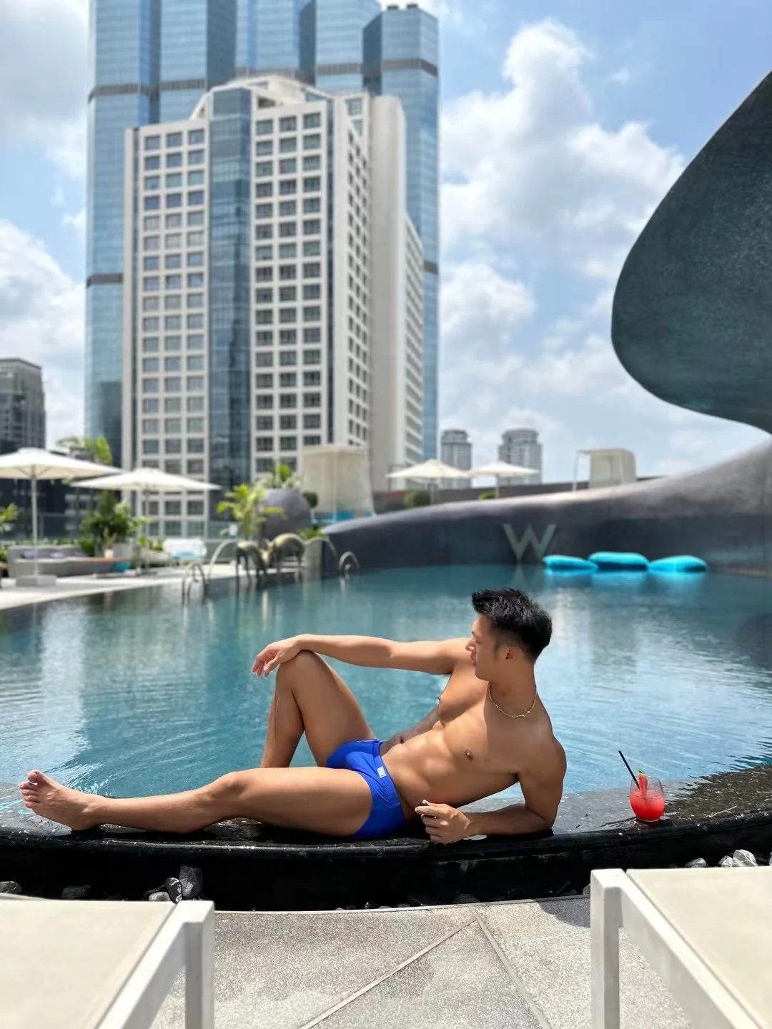 帅炸沙滩的黑皮型男腹肌撩人，小泳裤太时尚了！