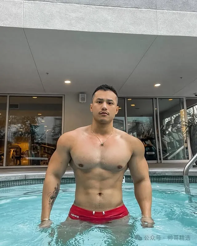 超爱穿低腰超小三角泳裤的肌肉网红 翘臀丁字写真全曝光
