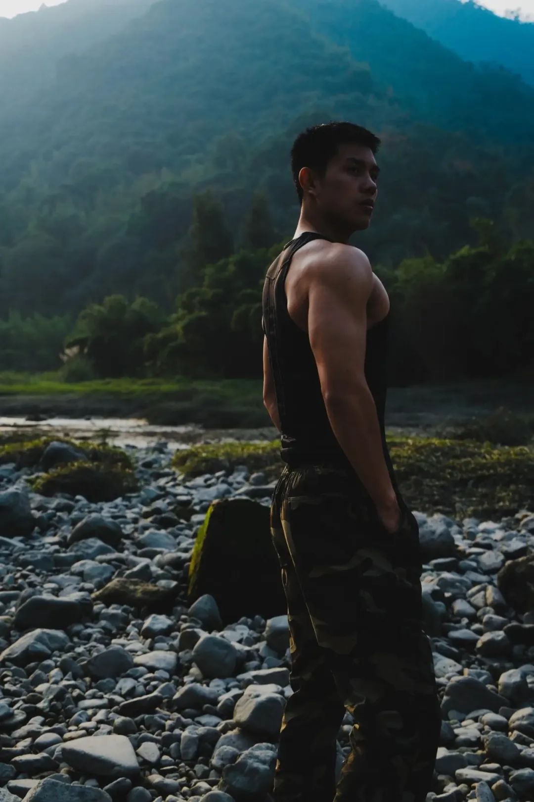 当退伍小哥穿上灰裤子,谁抵得住啊? 当退伍小哥穿上灰裤子,谁抵得住啊?