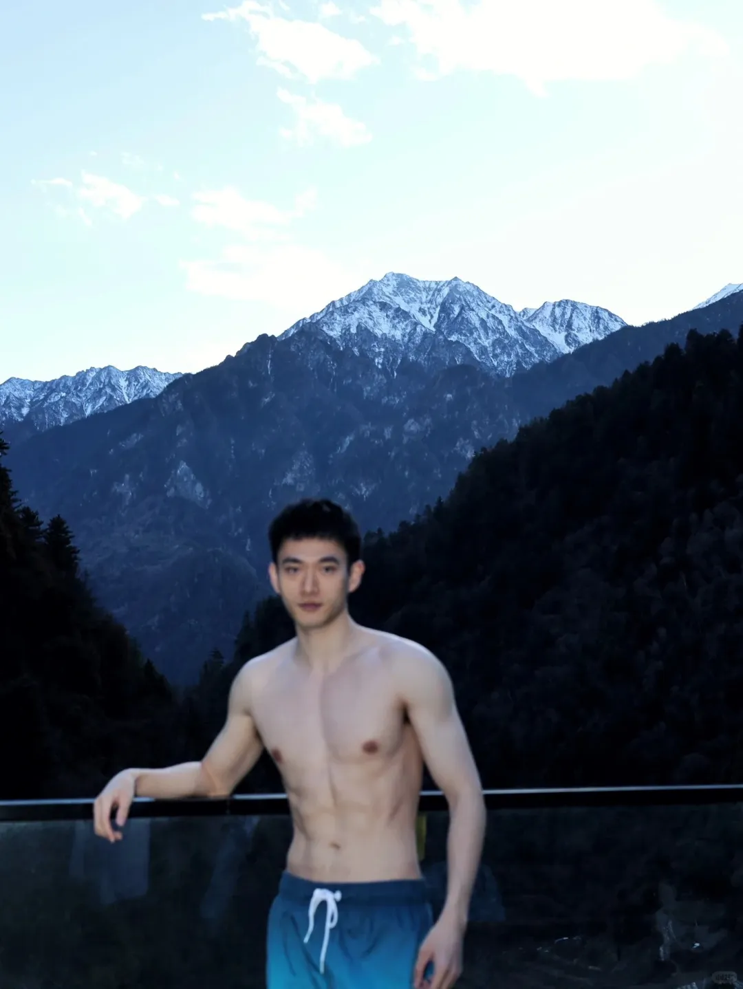 阳光正装小哥哥！腹肌有多惊艳