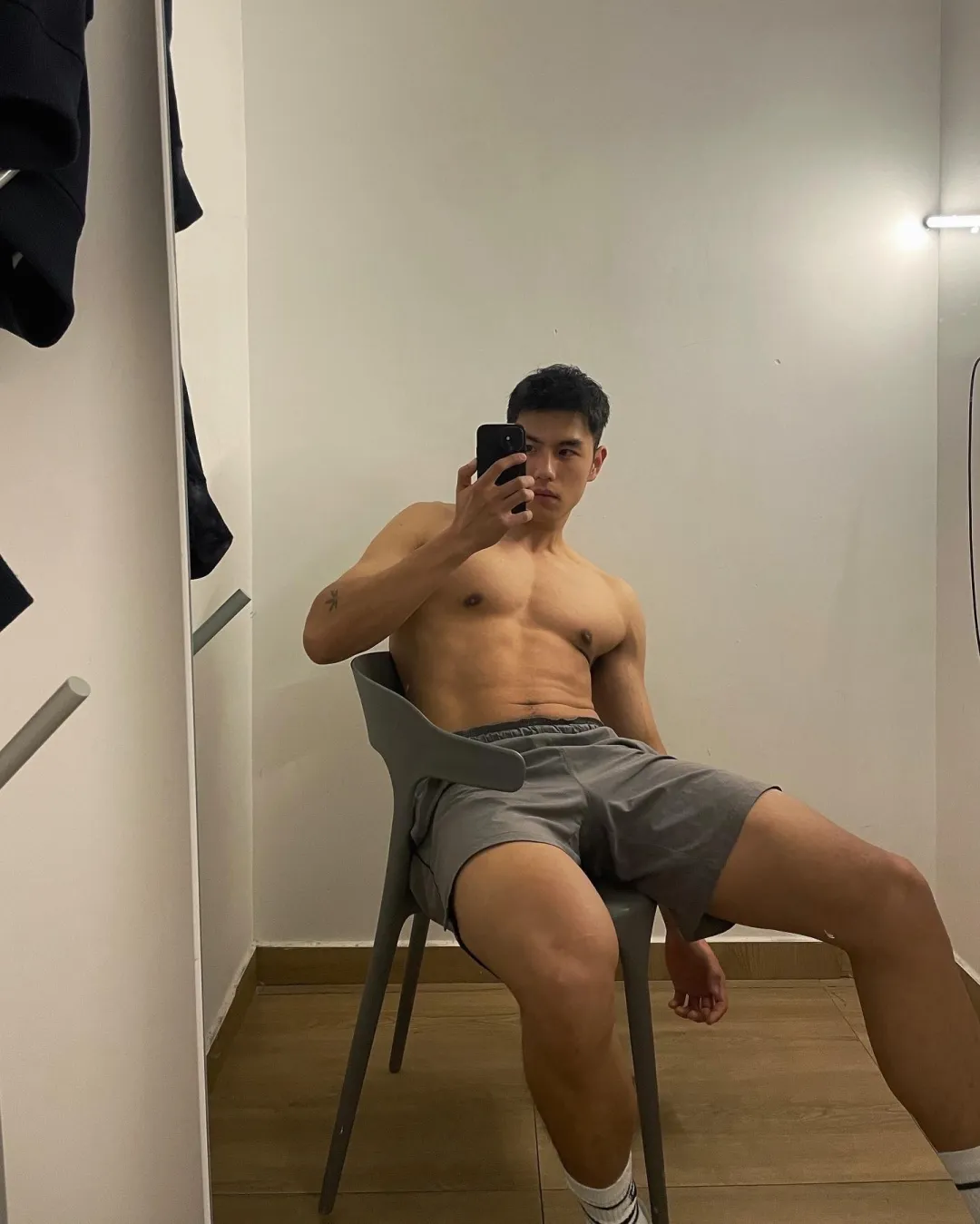 黝黑硬自拍照来袭，叉腿样子真帅呀！