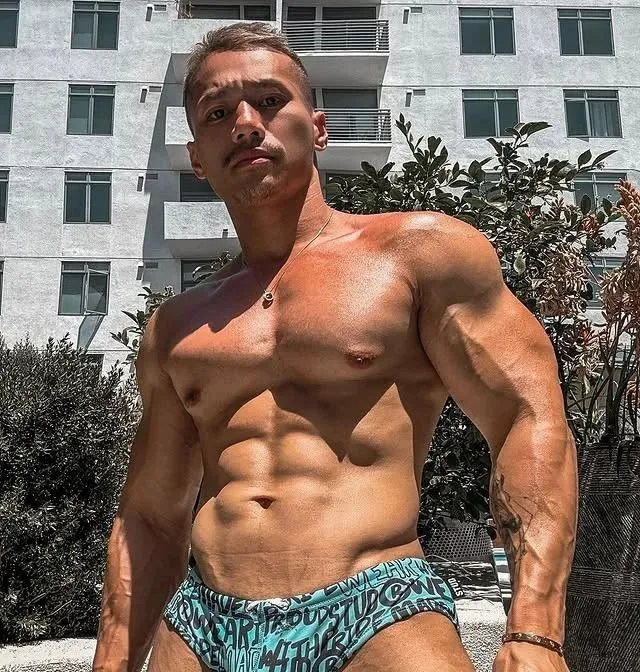 超爱穿低腰超小三角泳裤的肌肉网红 翘臀丁字写真全曝光
