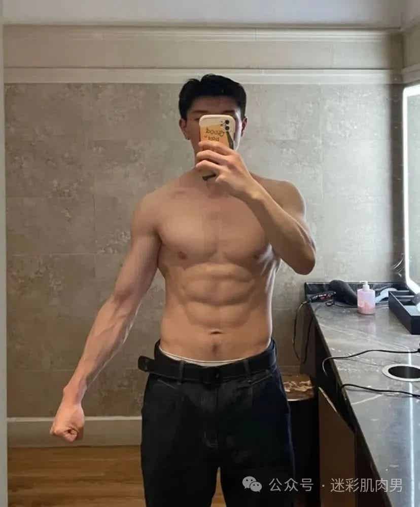 咖啡店脱衣的肌肉男卖咖啡，被他吸引了！