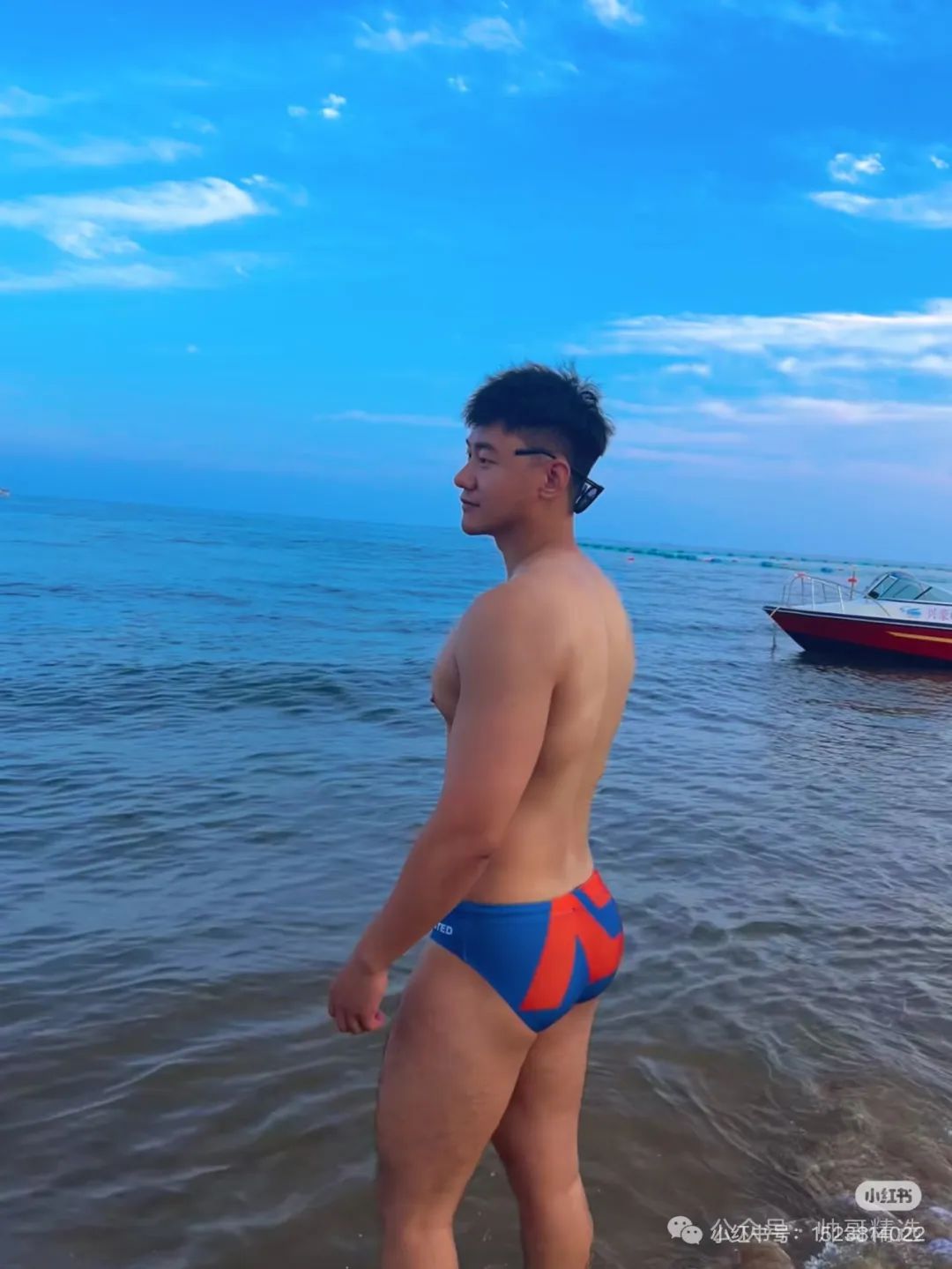爱穿比基尼的翘臀肌肉男孩子 小心坏哥哥找你