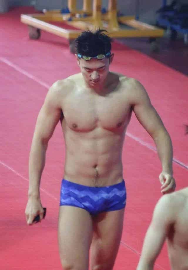 这画面可以看的吗？宁泽涛穿修身白裤子长腿太透啦！-潮男潮北