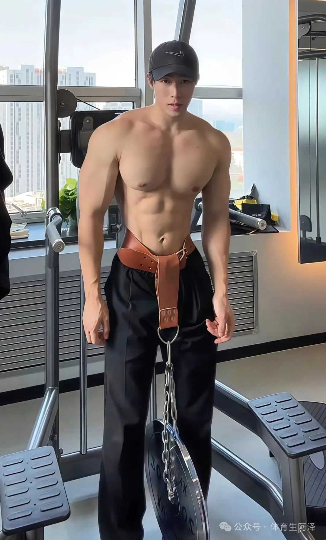 宽肩窄腰黑皮男大，超绝不经意间秀饱满翘臀......
