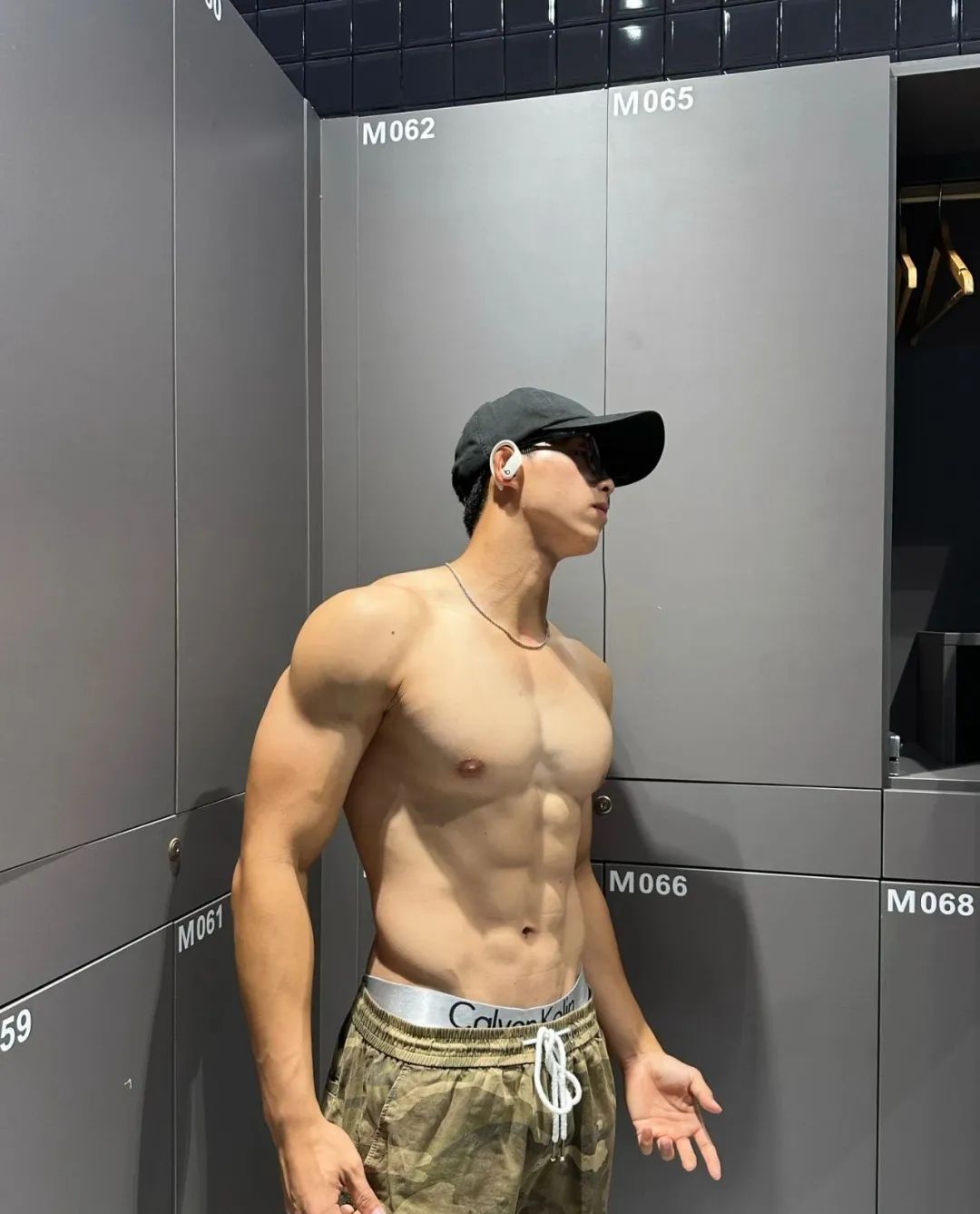 178cm 冷白皮腹肌帅哥，显眼包大！