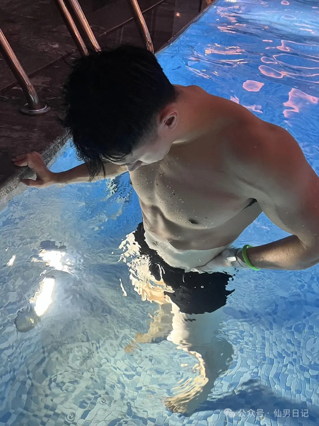 188cm 体育生男大火了！网友在线发问：直的吗？