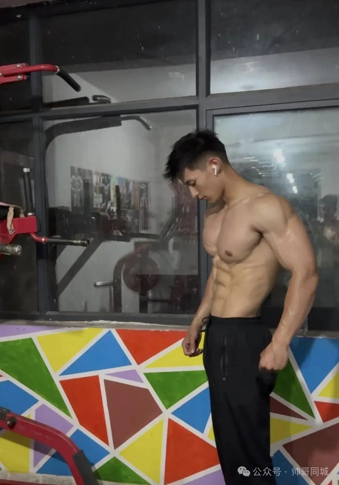 腹肌体育生爸爸，青筋暴起太精壮了！