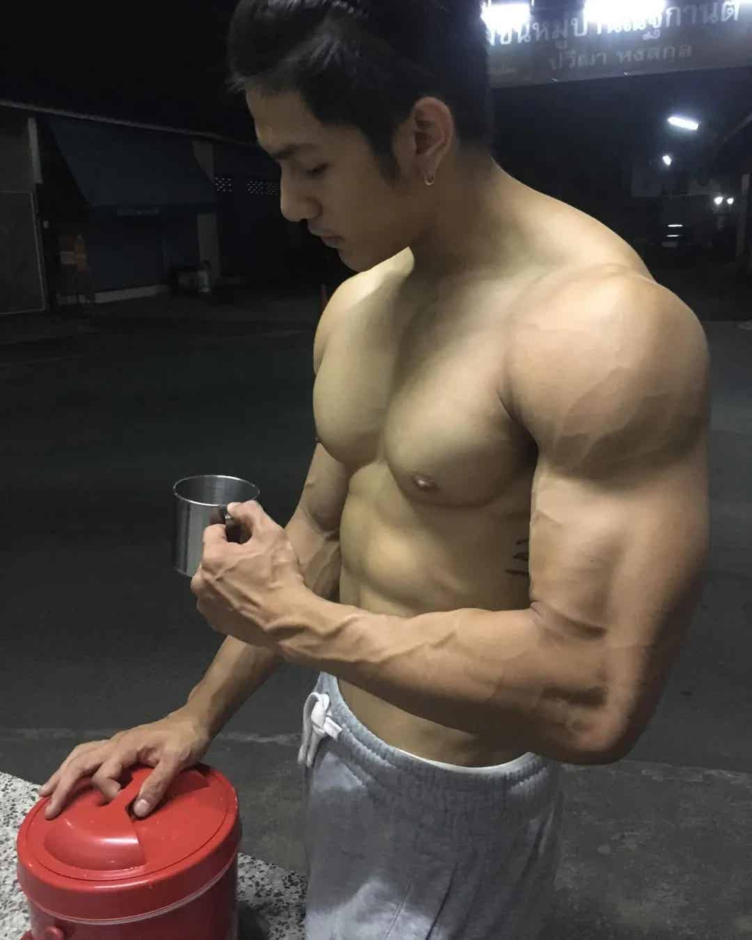 31 岁泰版许光汉，拉丝胸大肌六块腹肌，这宽肩窄腰真羡煞旁人