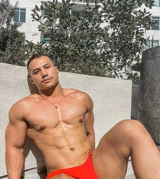 超爱穿低腰超小三角泳裤的肌肉网红 翘臀丁字写真全曝光