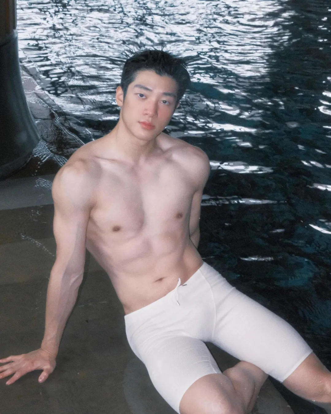 时尚圈新晋男神 " 巨大梁仔 ": 从北服走出的型男养成记