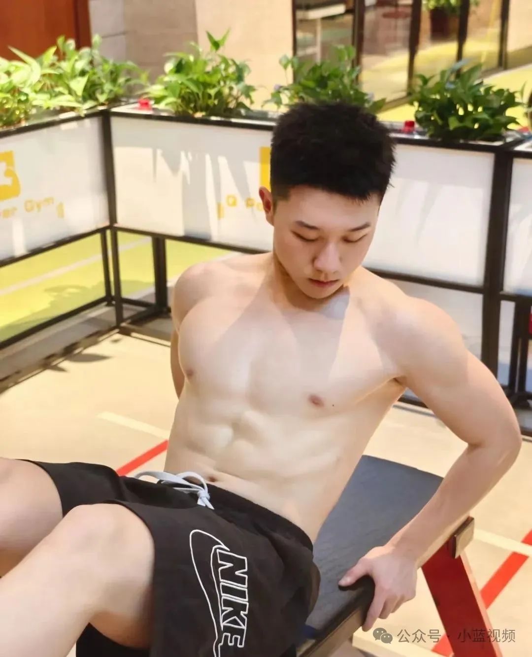 活力四射腹肌小哥，少年感很舒服！