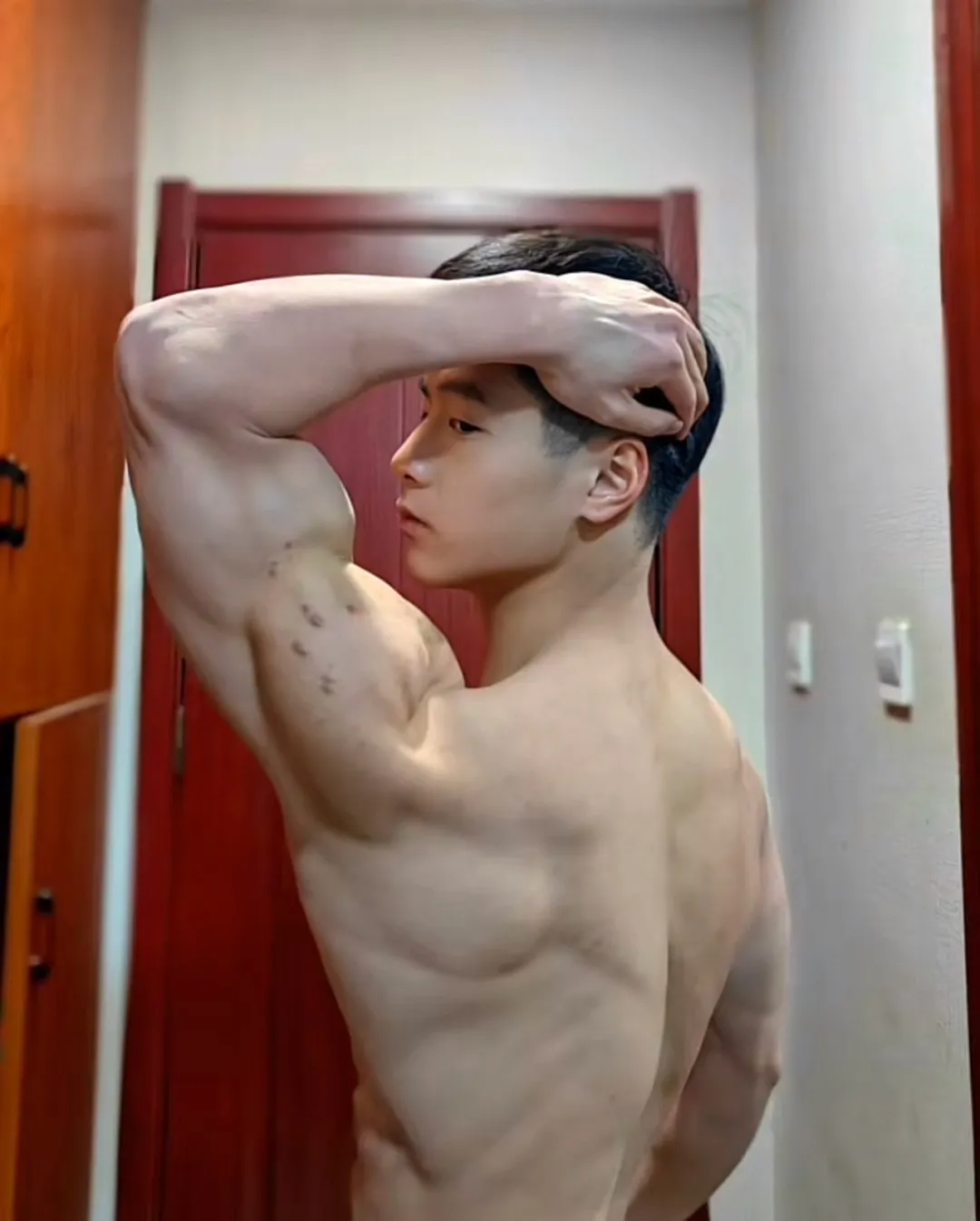双胞胎跳水运动员姚泽霖，穿太少自拍引发热议！他的肌肉身材让人赞叹不已