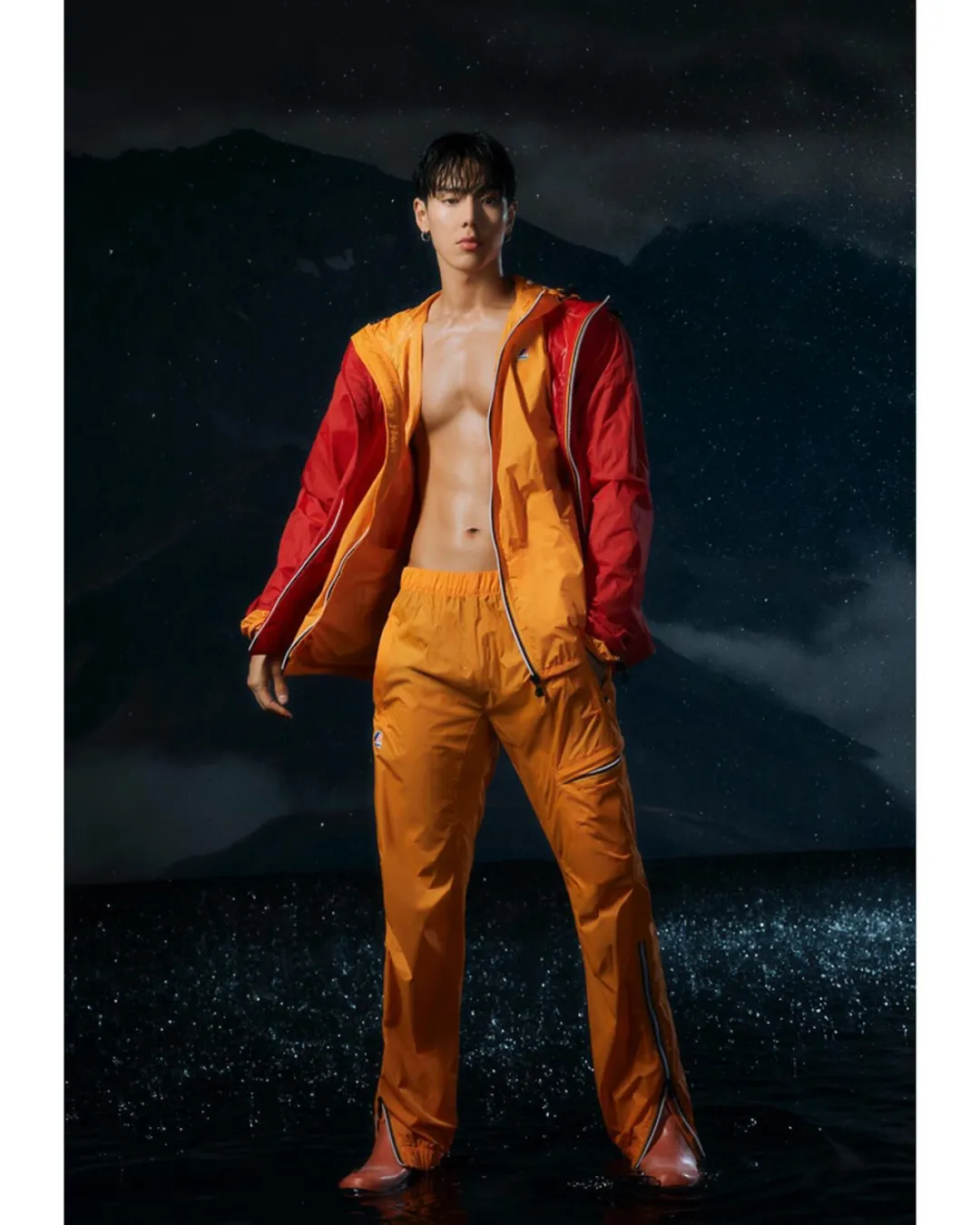 腹肌上流着水的大鼻子帅哥