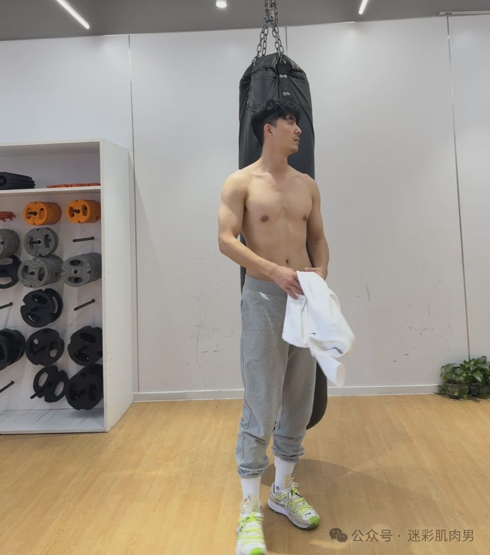 188CM 刘杰穿灰裤子真好看？这样也太不见外了吧！