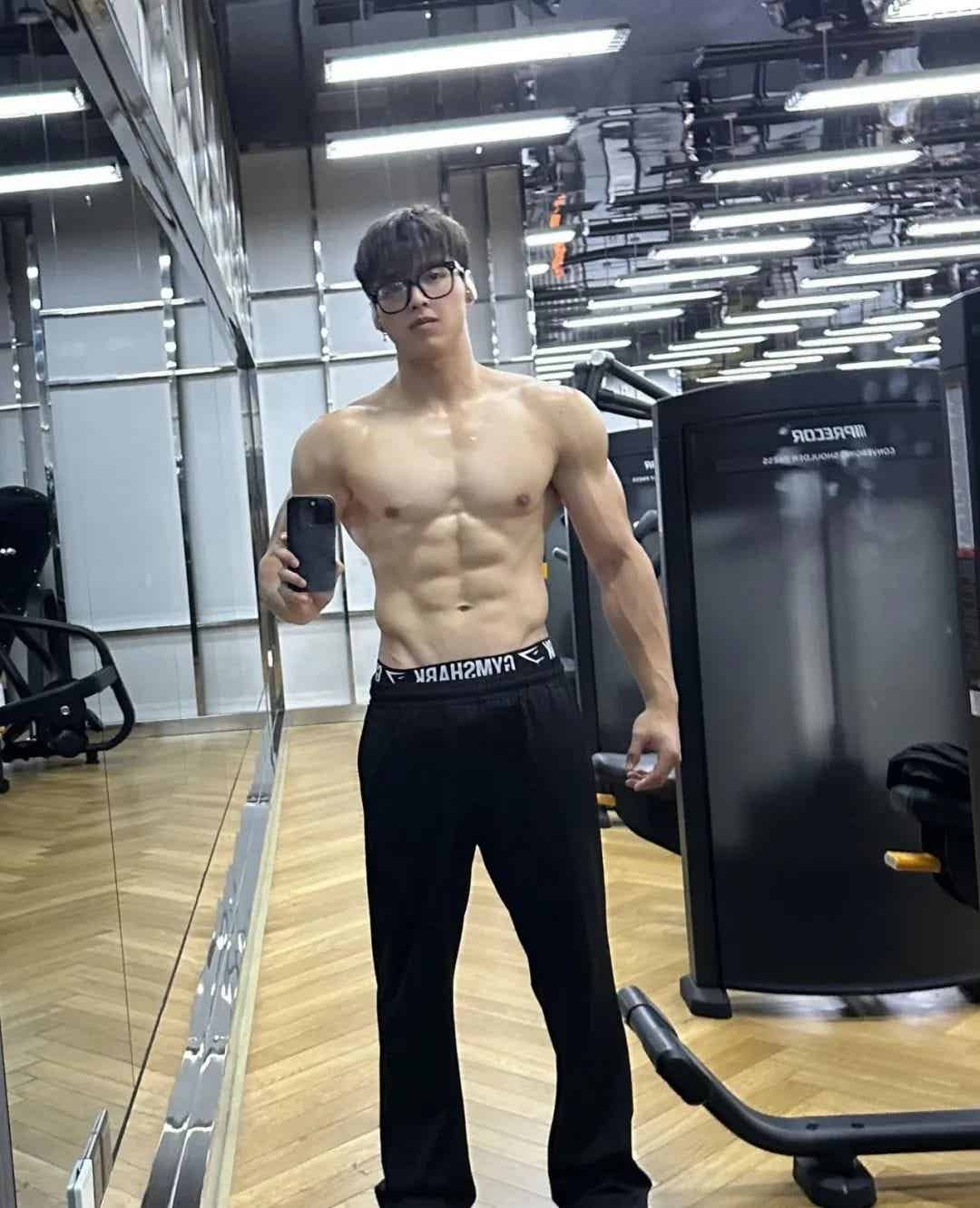 178cm 冷白皮腹肌帅哥,显眼包大! 178cm 冷白皮腹肌帅哥,显眼包大!