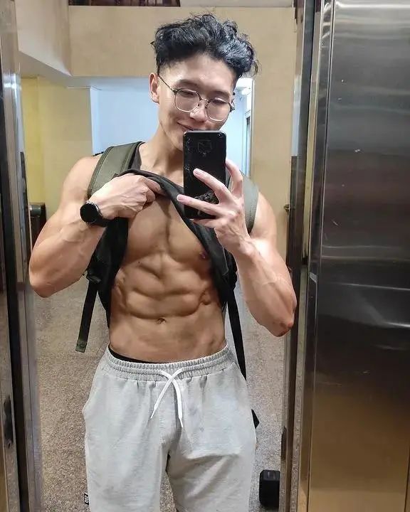 健身教练凭借身材火出圈！