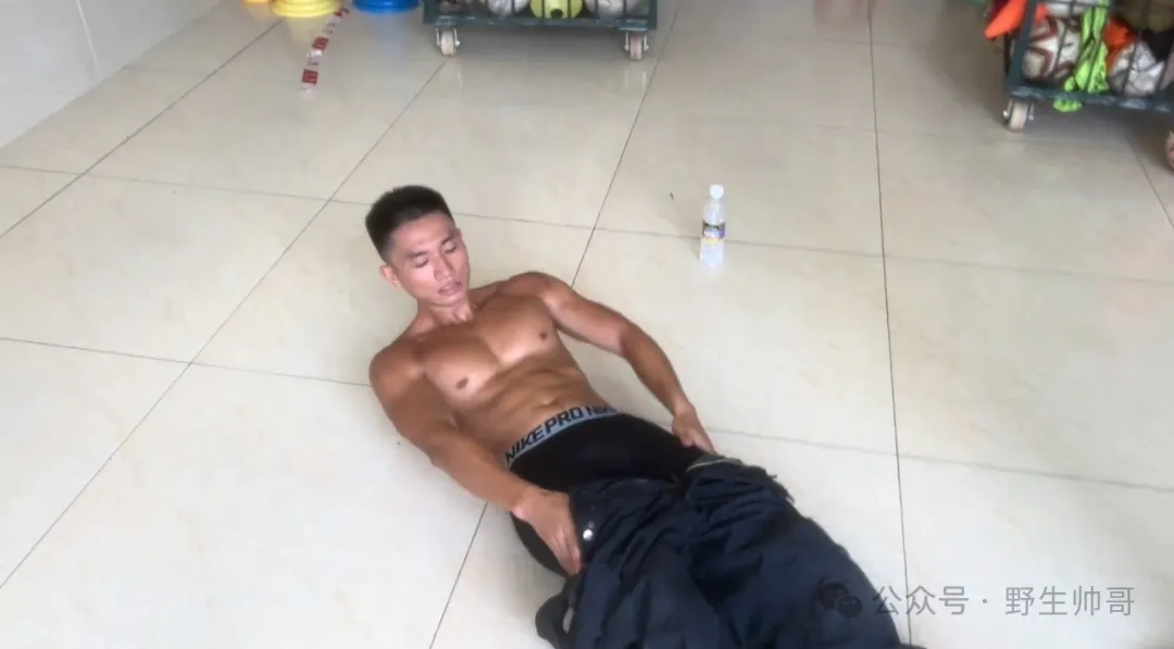 消防员胸腹肌真有型裤子脱了，长腿穿太紧太大啦！
