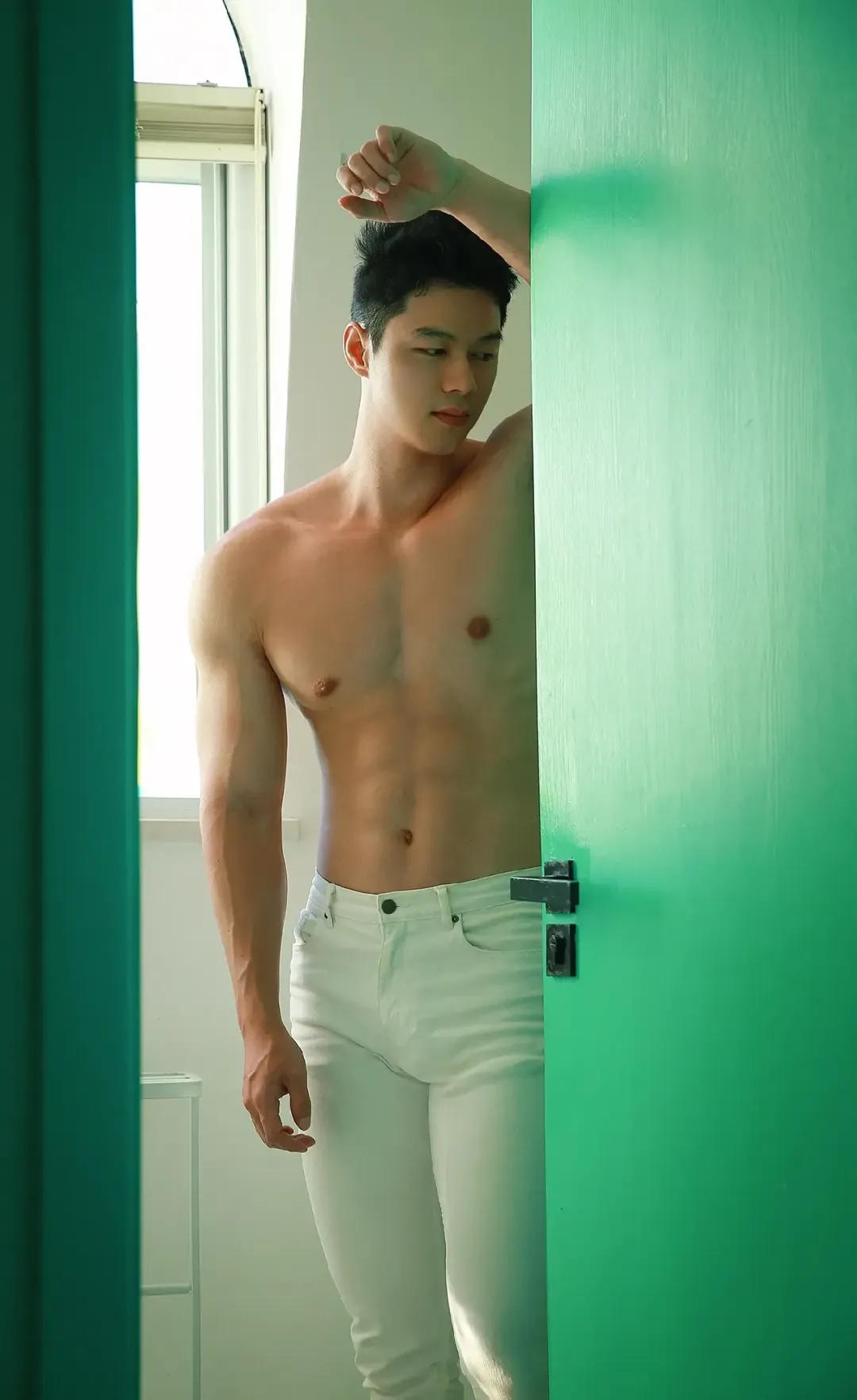 00 后型男演绎禁欲系正装，马靴搭配也太绝了吧！