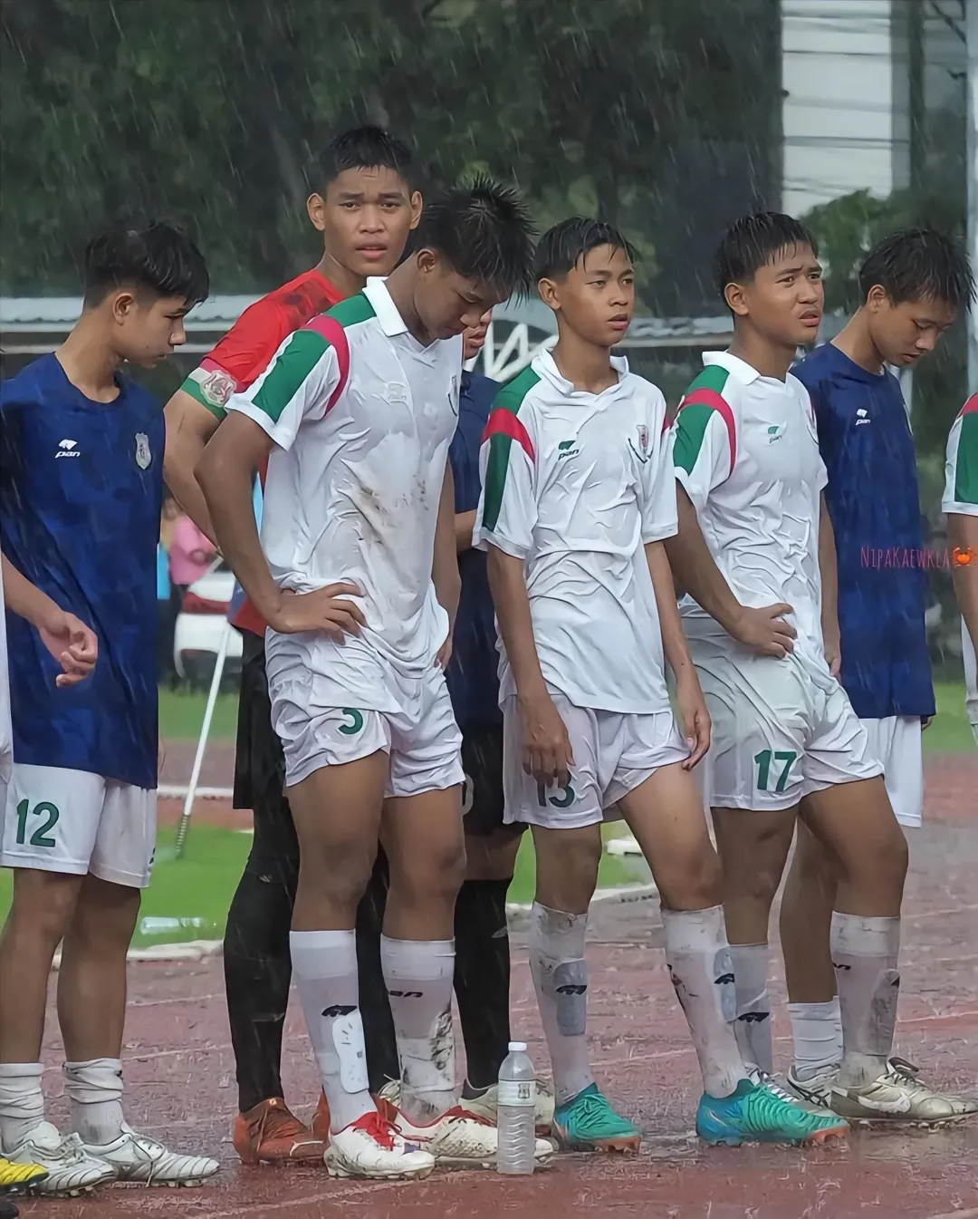 体育生户外冲凉全身湿透穿运动裤太好看，鲜嫩无敌