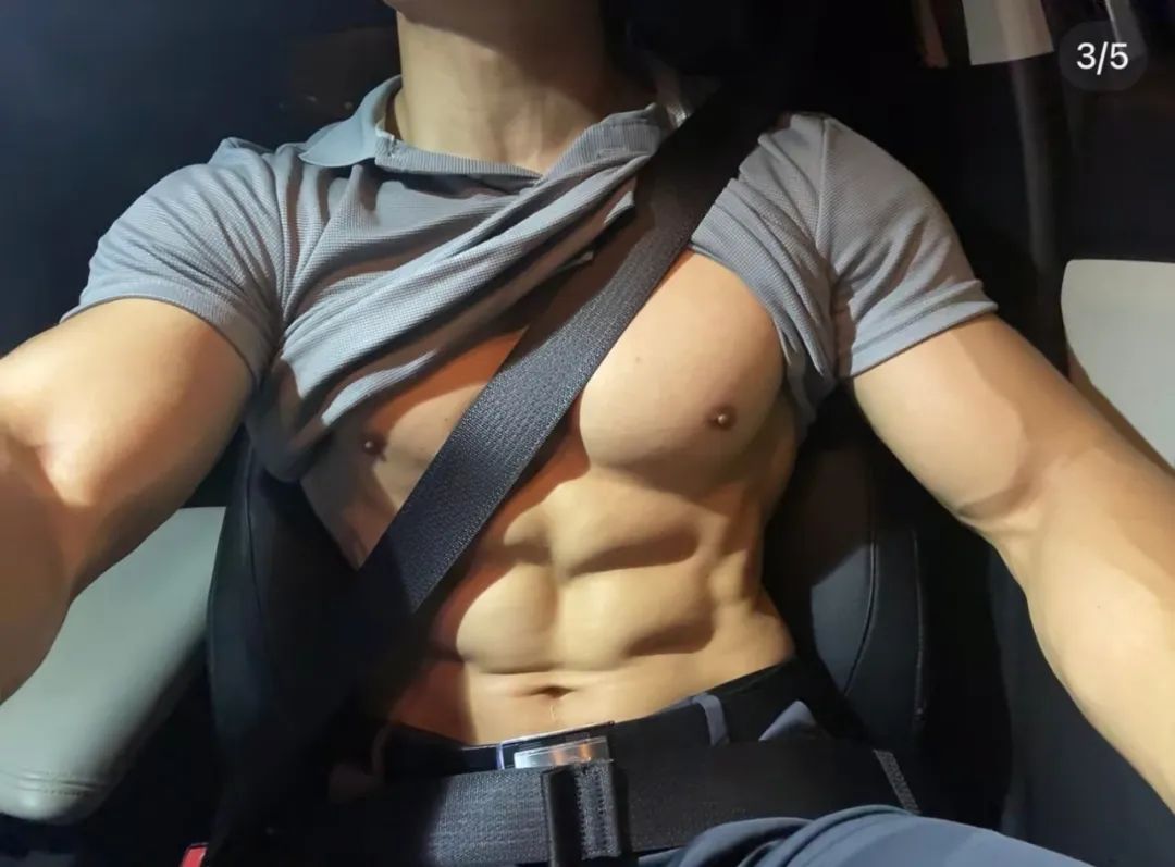 肌肉直男半裸开车走红，大胸器亮了