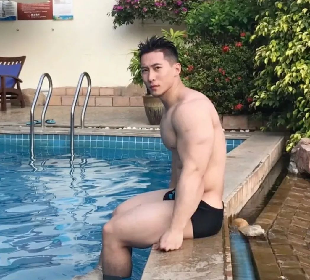 183CM 寸头医生脱掉正装白大褂，实力让网友尖叫！