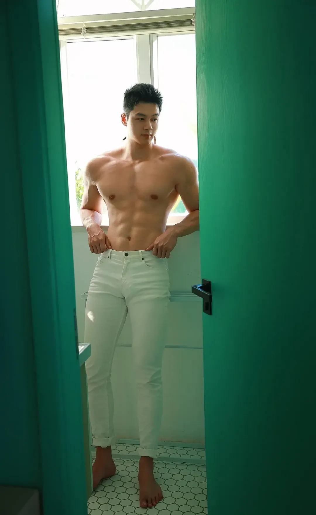 00 后型男演绎禁欲系正装，马靴搭配也太绝了吧！