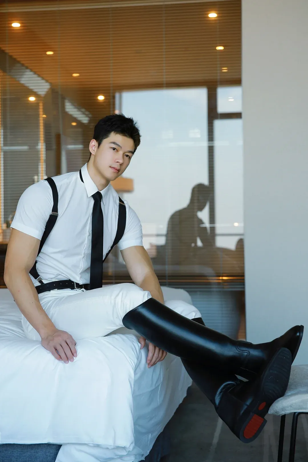 00 后型男演绎禁欲系正装，马靴搭配也太绝了吧！