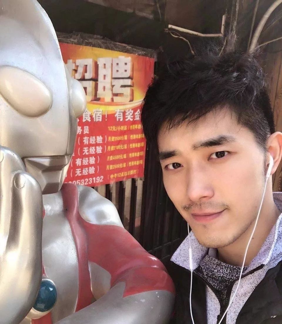 打篮球小哥自拍照大长腿大胸肌，长得太帅气！