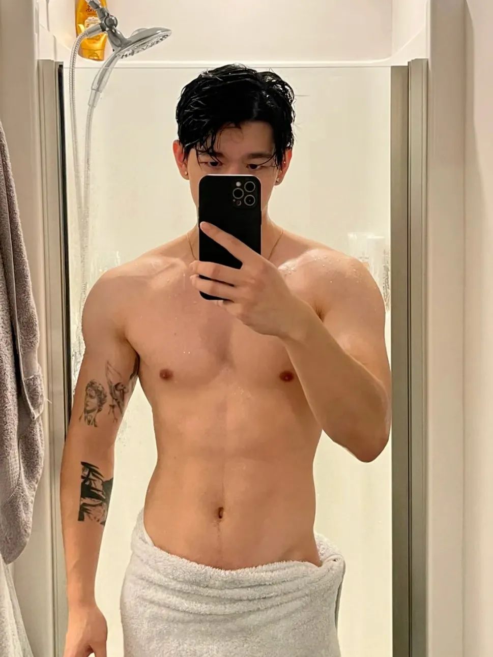 190CM 肌肉护士小哥哥脱衣自拍，简直让人心跳加速！