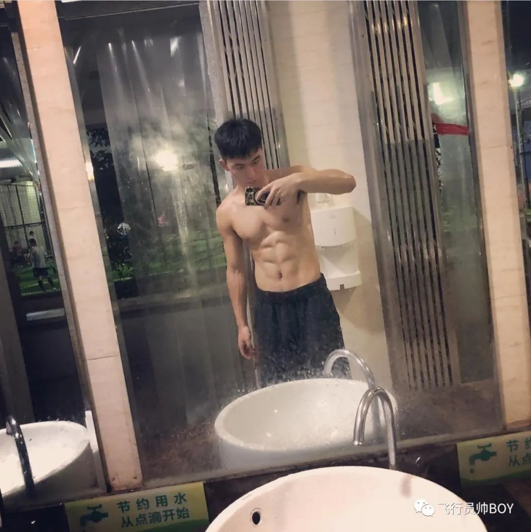 湖工大体育生更衣室换衣服被拍，新疆小伙太招女记者了！