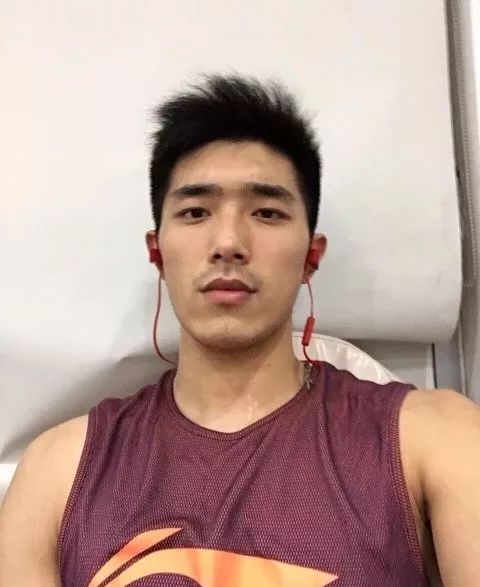 打篮球小哥自拍照大长腿大胸肌，长得太帅气！