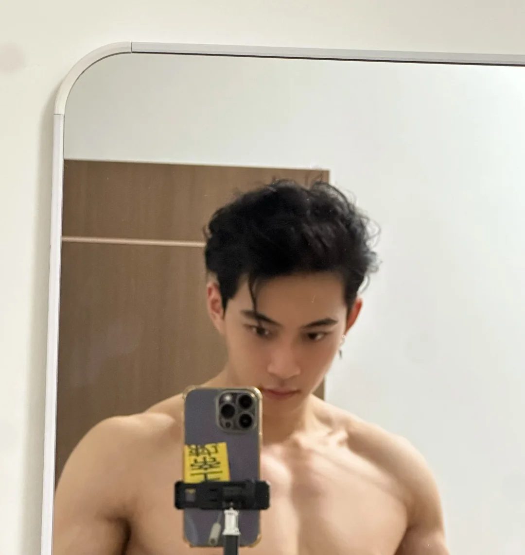 潮汕扛旗酷哥，厚实肌肉兵哥哥
