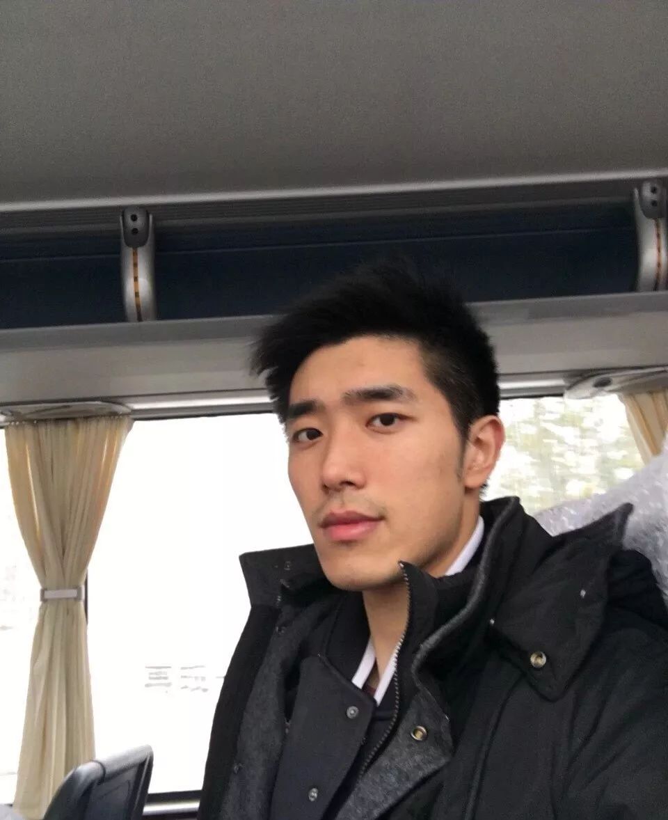打篮球小哥自拍照大长腿大胸肌，长得太帅气！