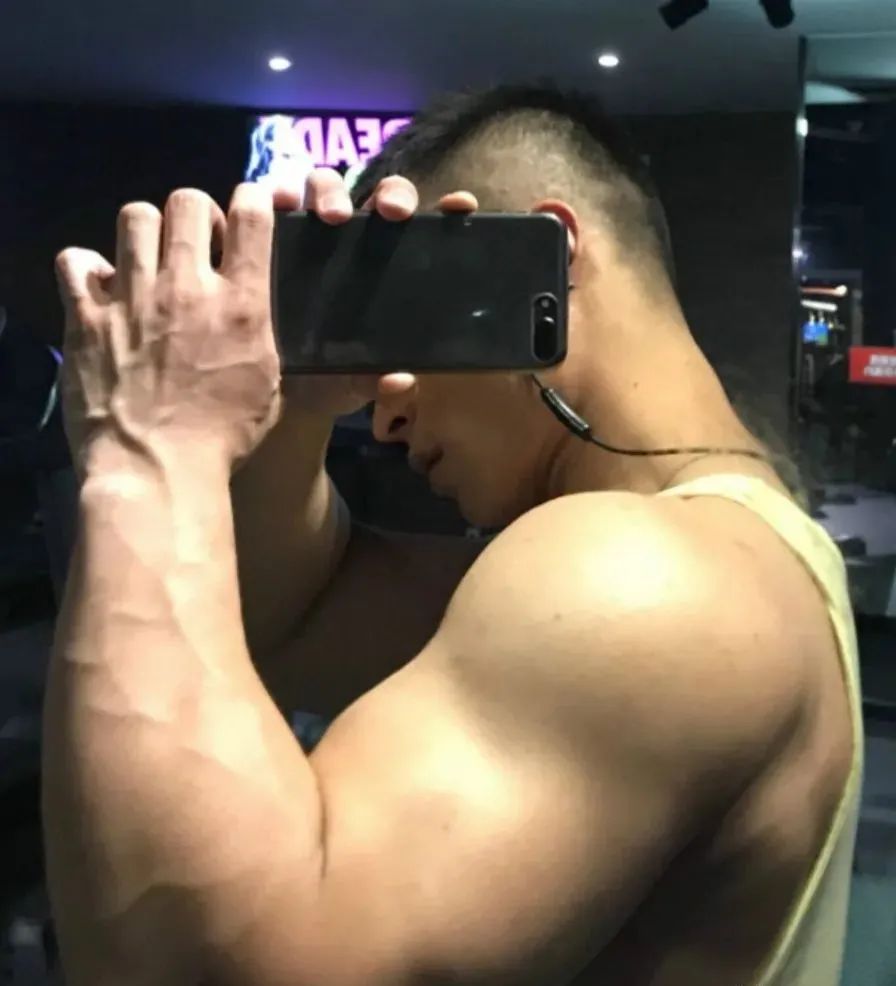 183CM 寸头医生脱掉正装白大褂，实力让网友尖叫！