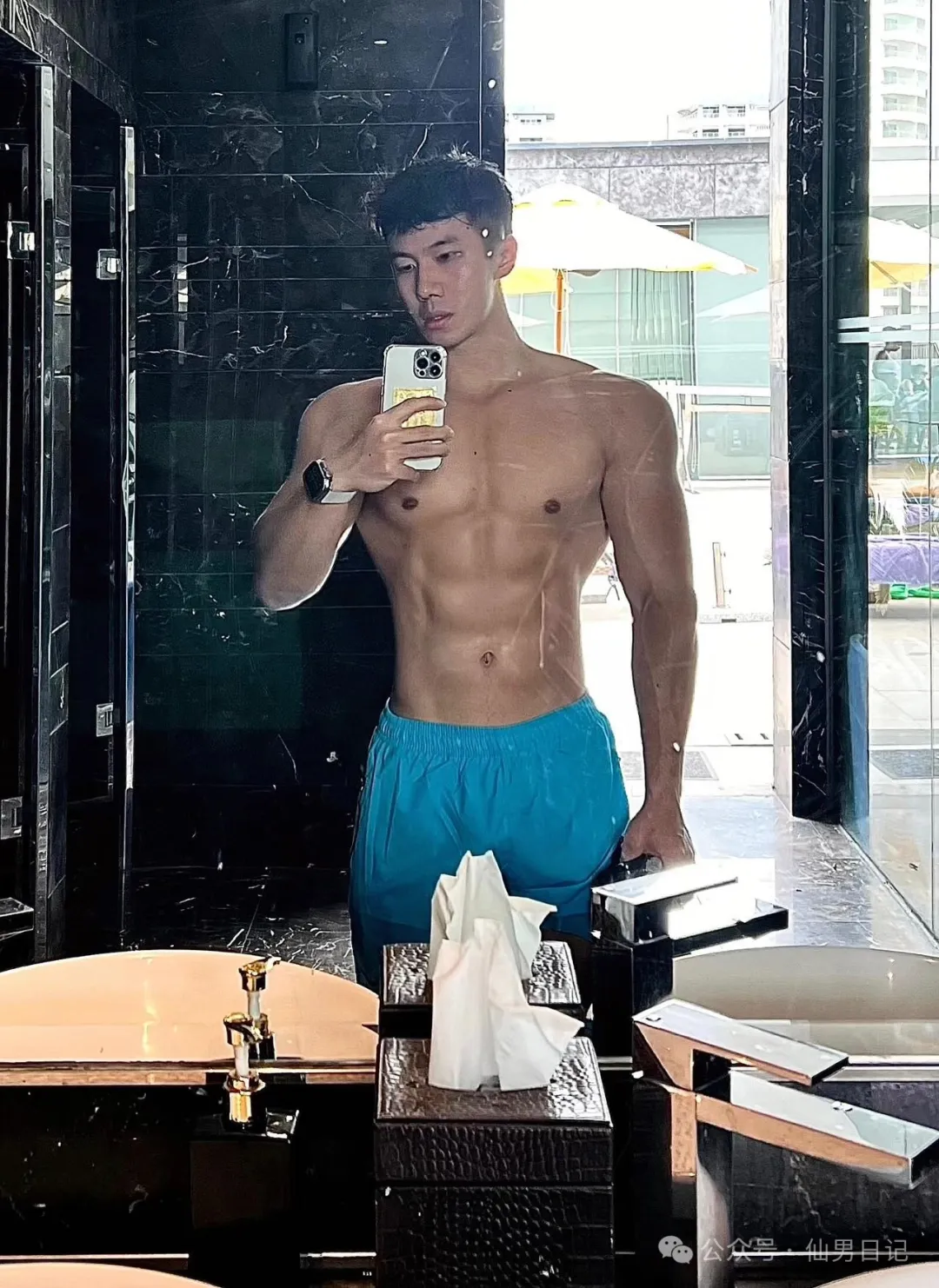 188cm 体育生男大火了！网友在线发问：直的吗？