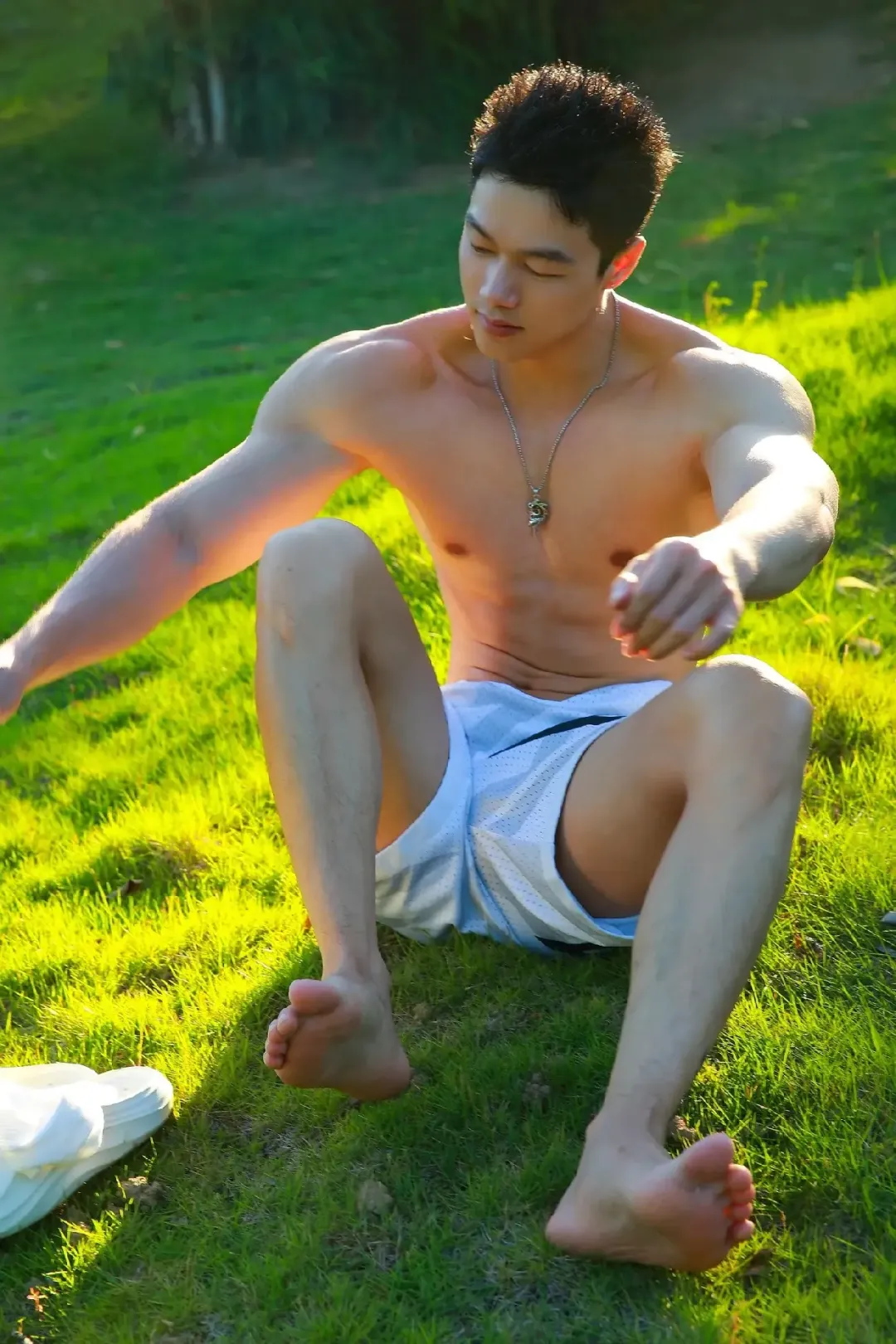 00 后型男演绎禁欲系正装，马靴搭配也太绝了吧！