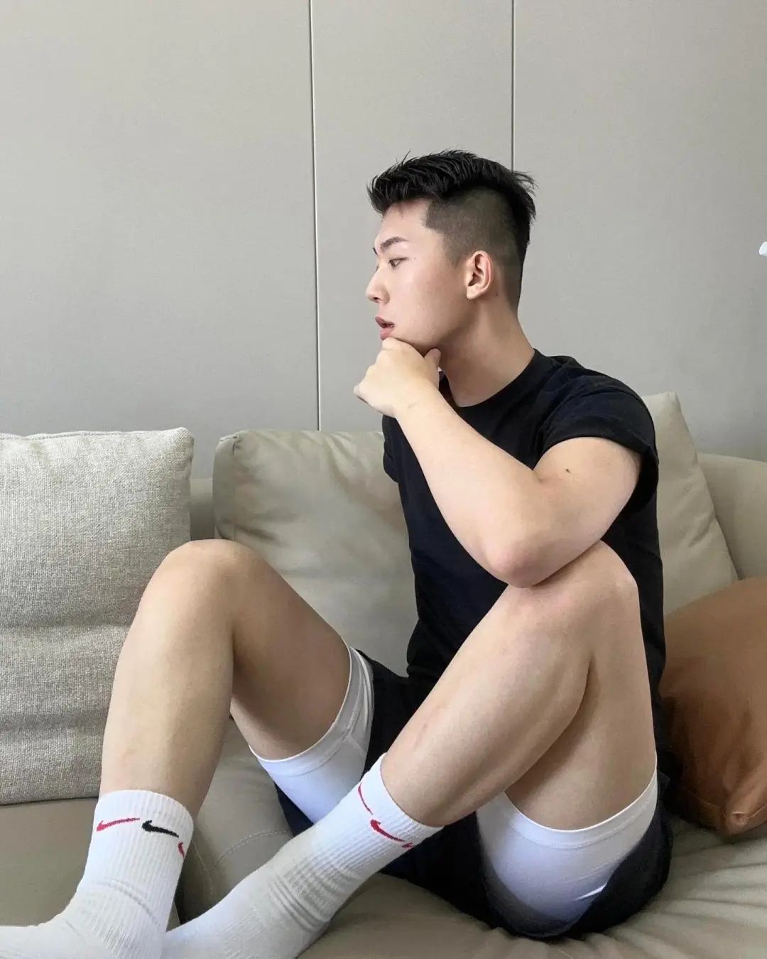 正装帅小哥的圣诞夜：寂寞，还是一种别样的浪漫？