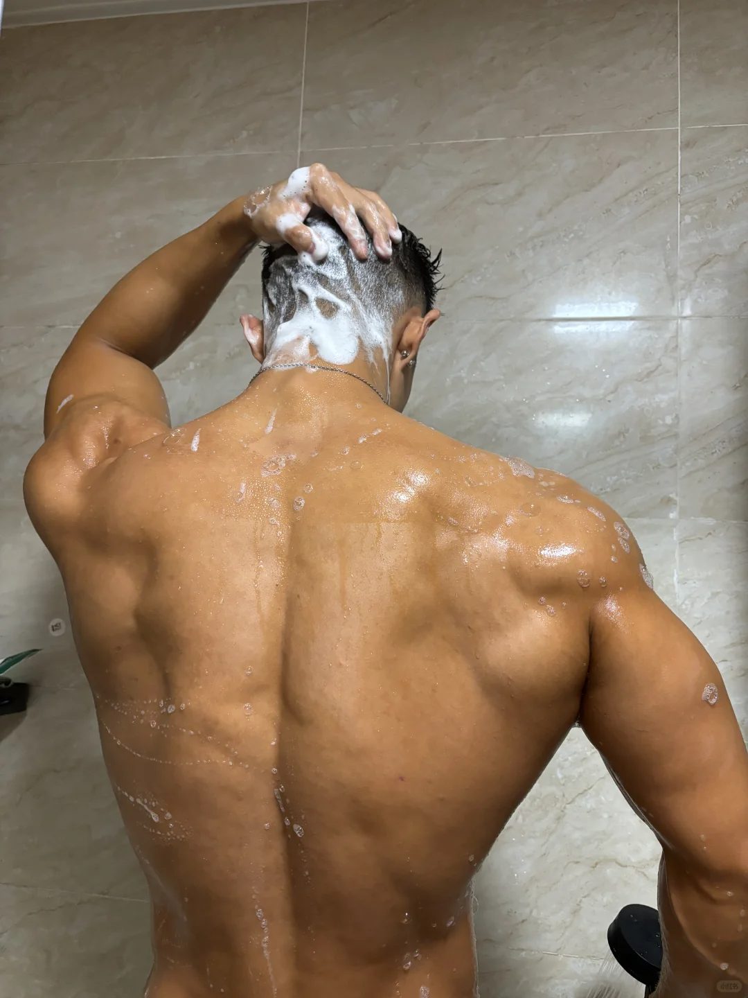健身型男的拉丝胸肌和巧克力腹肌！