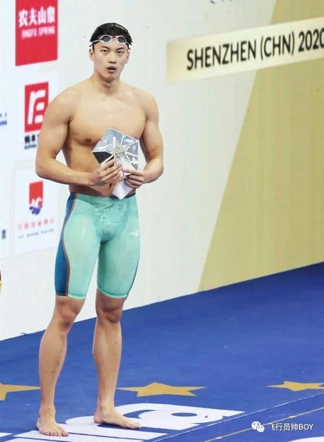 汪顺被男子摸白嫩大胸肌！