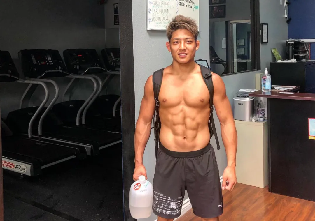 亚洲最帅格斗运动员，两万块竟“卖”断直男下海路？