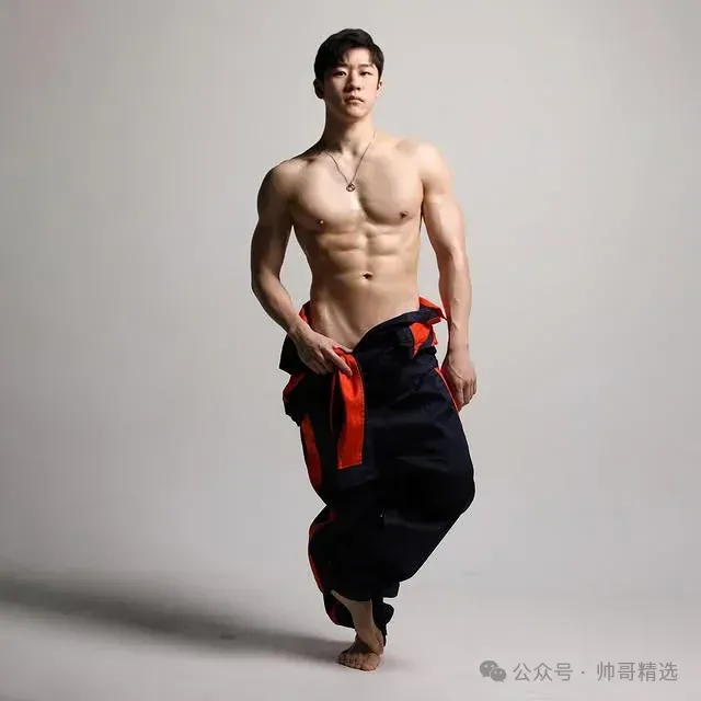 穿粉色比基尼泳裤的大鼻子帅哥看起来性感又纯