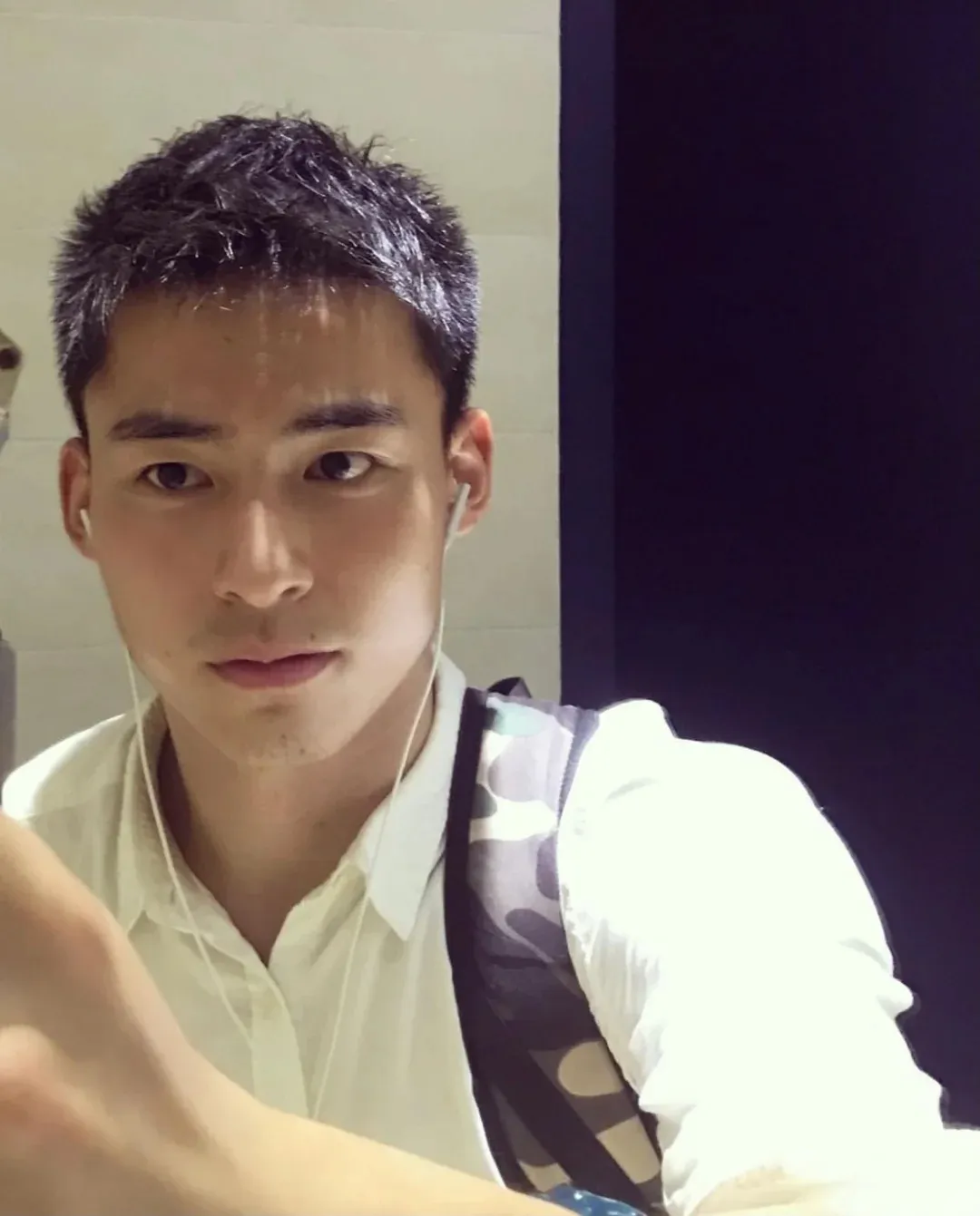 斯文寸头学生 boy 露大 jio 秀胸肌，硬汉形象疑似在卖腐?!