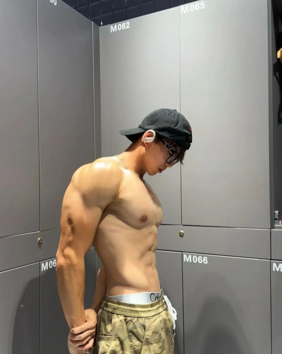 178cm 冷白皮腹肌帅哥，显眼包大！