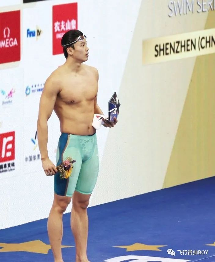汪顺被男子摸白嫩大胸肌！