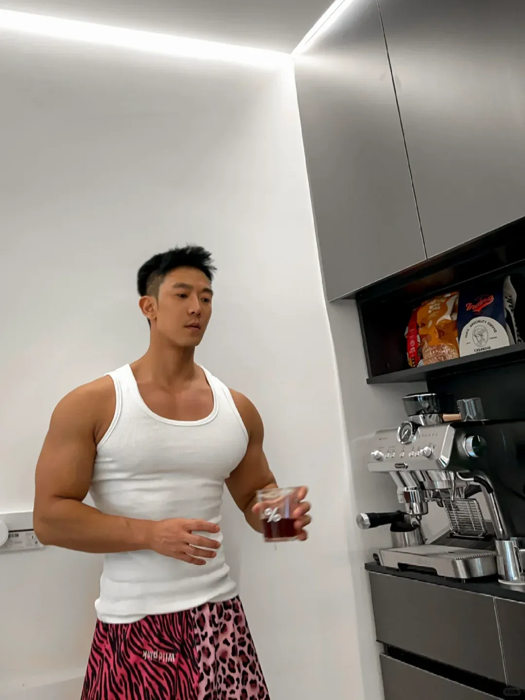 肌肉装修工展现实力，这灯泡安装画面太“撩”了！