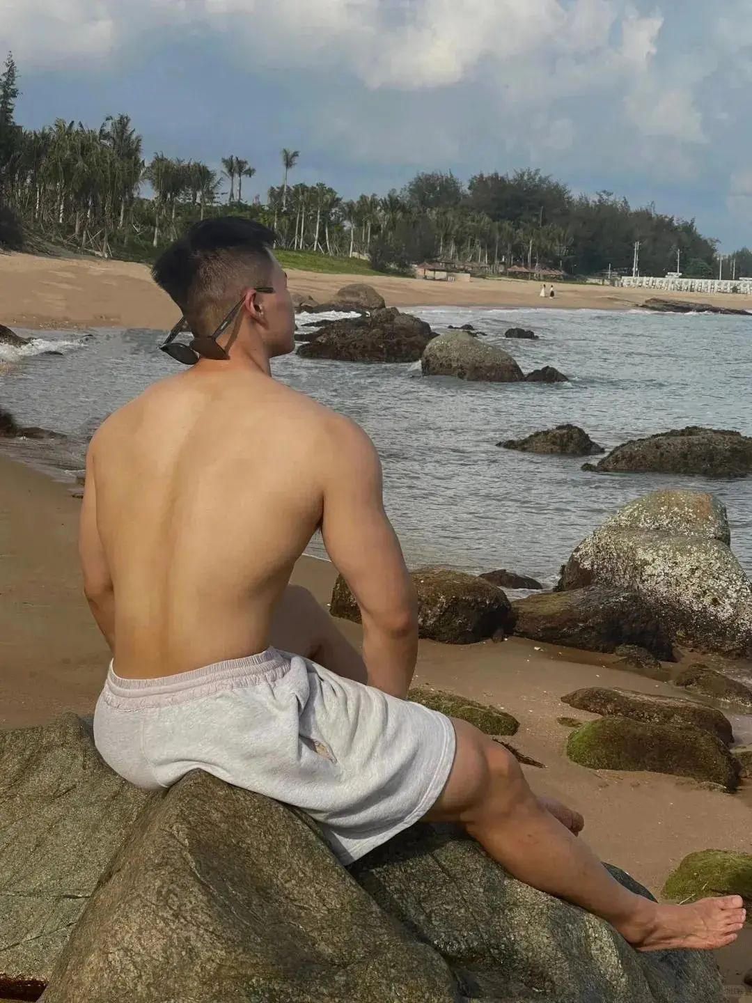 187cm 大长腿正装壮男，来当他媳妇！