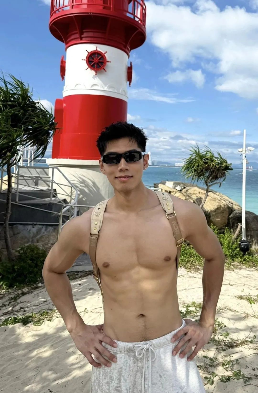 被孟子义表扬的体育生！在直播间里秀腹肌做惩罚……